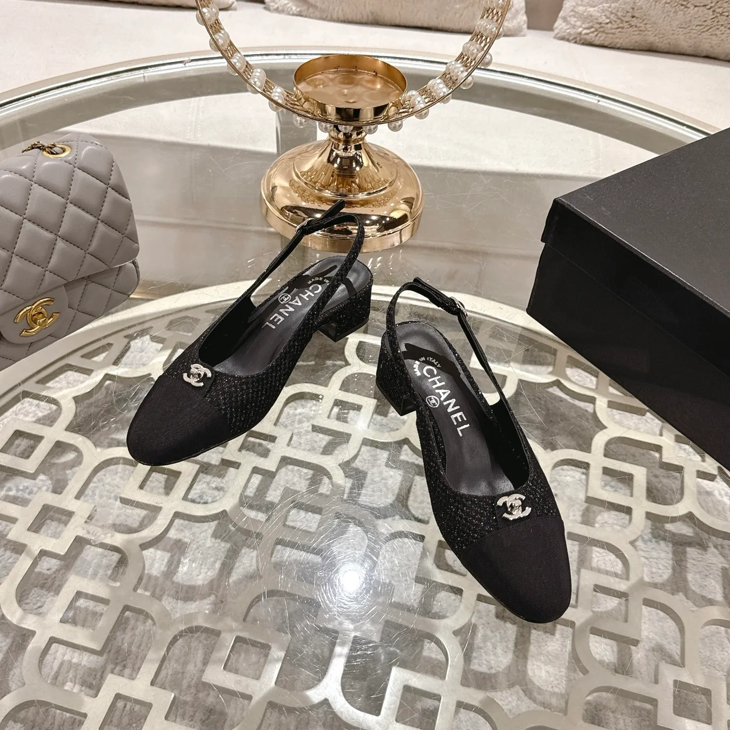 👟👟Ex-factory price 460👟👟 Chanel 𝟐𝟎𝟐𝟓SS new spring and summer double C button Mary Jane🆕 Xiaoxiang𝐂’s beautiful Mary Jane sandals are so sweet that they are so beautiful that they are so beautiful Round square toe design Cute and cute ~ metal/button logo Super online appearance When you wear it, you will feel like a wealthy daughter I thought it looked good only when I put it on my feet, I realized how easy it is to wear ~ Upper: Customized lambskin Lining: Sheepskin Outsole: Genuine leather outsole imported from Italy Code number: 35-42 (customized on 40.41.24, non-refundable) Packaging: The latest gift box packaging at the counter